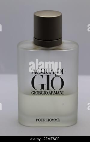 CHESTER, VEREINIGTES KÖNIGREICH - 1. MAI 2021: Eine teilweise gefüllte Flasche mit Girogio Armani's Acqua Di Gio Men's Eau de Toilette. Stockfoto