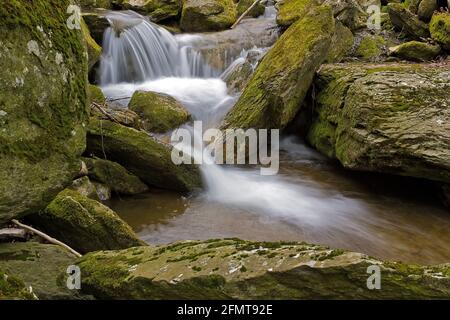 Rock Wasserfall und seidigen Effekt, in einem Fluss katalanischen Spanien aufgenommen Stockfoto