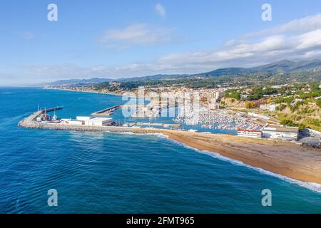 Luftpanorama von Arenys de Mar bei Sonnenaufgang. Das Hotel liegt in El Maresme, Barcelona, Spanien Stockfoto