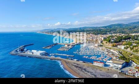 Luftpanorama von Arenys de Mar bei Sonnenaufgang. Das Hotel liegt in El Maresme, Barcelona, Spanien Stockfoto