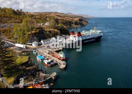 Die kaledonische MacBrayne-Fähre MV Finlaggan fährt von Port Askaig Isle of Islay nach Kennacraig, West Loch Tarbert, Argyll. Stockfoto