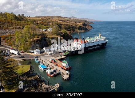 Die kaledonische MacBrayne-Fähre MV Finlaggan fährt von Port Askaig Isle of Islay nach Kennacraig, West Loch Tarbert, Argyll. Stockfoto