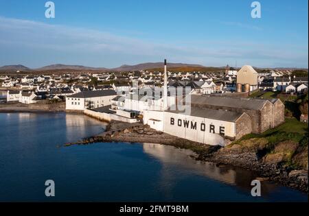 Luftaufnahme der Bowmore Distillery, in Bowmore Town, Islay, Inner Hebrides, Schottland. Stockfoto