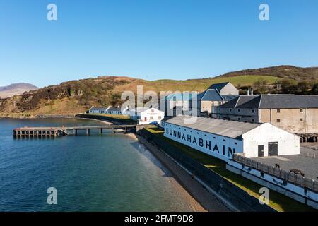 Blick auf die Bunnahabhain Distillery im Norden von Islay, etwa 13 km nördlich von Port Askaig, Islay am Ufer des Sound of Islay Stockfoto