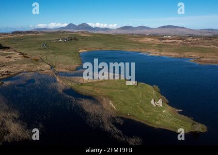 Luftaufnahme der historischen Stätte von Finlaggan auf Eilean Mòr in Loch Finlaggan, Islay. Finlaggan war der Sitz der Herren der Inseln und von Clan Donald. Stockfoto