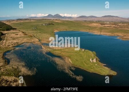 Luftaufnahme der historischen Stätte von Finlaggan auf Eilean Mòr in Loch Finlaggan, Islay. Finlaggan war der Sitz der Herren der Inseln und von Clan Donald. Stockfoto