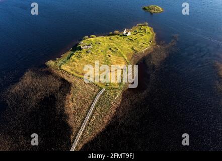 Luftaufnahme der historischen Stätte von Finlaggan auf Eilean Mòr in Loch Finlaggan, Islay. Finlaggan war der Sitz der Herren der Inseln und von Clan Donald. Stockfoto