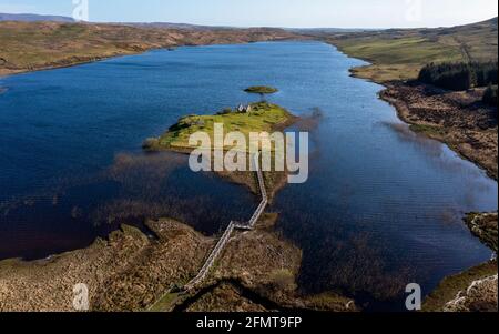 Luftaufnahme der historischen Stätte von Finlaggan auf Eilean Mòr in Loch Finlaggan, Islay. Finlaggan war der Sitz der Herren der Inseln und von Clan Donald. Stockfoto