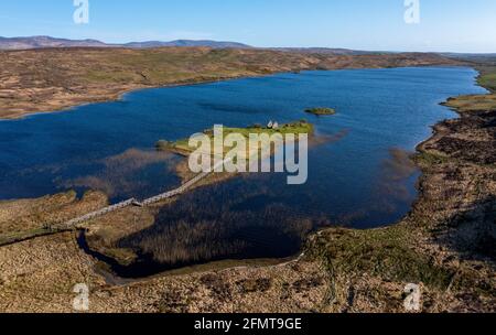 Luftaufnahme der historischen Stätte von Finlaggan auf Eilean Mòr in Loch Finlaggan, Islay. Finlaggan war der Sitz der Herren der Inseln und von Clan Donald. Stockfoto