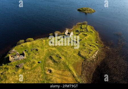 Luftaufnahme der historischen Stätte von Finlaggan auf Eilean Mòr in Loch Finlaggan, Islay. Finlaggan war der Sitz der Herren der Inseln und von Clan Donald. Stockfoto