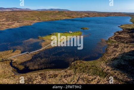 Luftaufnahme der historischen Stätte von Finlaggan auf Eilean Mòr in Loch Finlaggan, Islay. Finlaggan war der Sitz der Herren der Inseln und von Clan Donald. Stockfoto