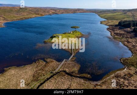 Luftaufnahme der historischen Stätte von Finlaggan auf Eilean Mòr in Loch Finlaggan, Islay. Finlaggan war der Sitz der Herren der Inseln und von Clan Donald. Stockfoto