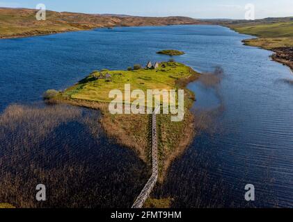 Luftaufnahme der historischen Stätte von Finlaggan auf Eilean Mòr in Loch Finlaggan, Islay. Finlaggan war der Sitz der Herren der Inseln und von Clan Donald. Stockfoto