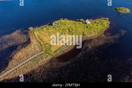 Luftaufnahme der historischen Stätte von Finlaggan auf Eilean Mòr in Loch Finlaggan, Islay. Finlaggan war der Sitz der Herren der Inseln und von Clan Donald. Stockfoto