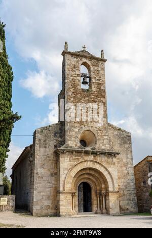 Kirche Santa Maria de Porqueres XII Jahrhundert romanischen Spanien, Katalonien, Girona, Pla de l'Estany, Porqueres. Stockfoto