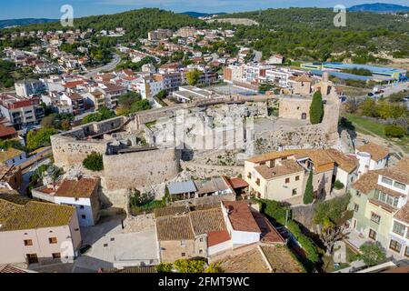 Mittelalterliche Steinburg von Katalonien auf dem Felsen in Spanien. Das wichtigste Wahrzeichen der Stadt Calafell Stockfoto