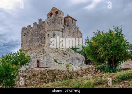 Mittelalterliche Steinburg von Katalonien auf dem Felsen in Spanien. Das wichtigste Wahrzeichen der Stadt Calafell Stockfoto