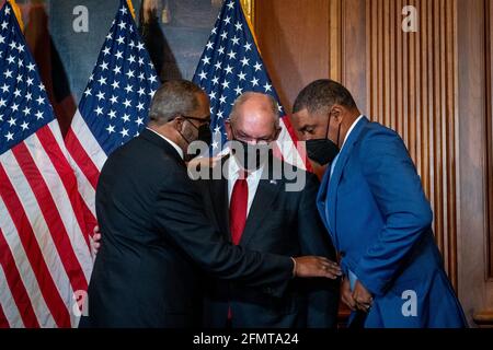 Washington, Vereinigte Staaten Von Amerika. Mai 2021. Der designierte US-Repräsentant Troy Carter (Demokrat von Louisiana), links, chattet mit dem Gouverneur von Louisiana. John Bel Edwards, Zentrum, Und Cedric Richmond, Senior Advisor des Präsidenten und Direktor des Office of Public Engagement im Weißen Haus, rechts, vor seiner feierlichen Vereidigung durch die Sprecherin des Repräsentantenhauses der Vereinigten Staaten, Nancy Pelosi (Demokratin von Kalifornien), am Dienstag, den 11. Mai 2021 im US-Kapitol in Washington, DC. Quelle: Rod Lamkey/CNP, weltweite Nutzung Quelle: dpa/Alamy Live News Stockfoto