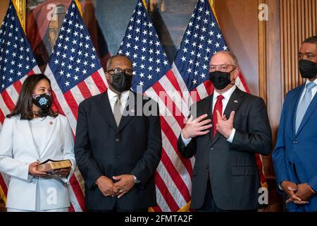 Der Vertreter der Vereinigten Staaten, Troy Carter (Demokrat von Louisiana), zweiter von links, wird von seiner Frau Ana Carter, links, Gouverneur von Louisiana, begleitet. John Bel Edwards, zweiter von rechts, Und Cedric Richmond, Senior Advisor des Präsidenten und Direktor des Office of Public Engagement im Weißen Haus, rechts, während seiner feierlichen Vereidigung durch die Sprecherin des Repräsentantenhauses der Vereinigten Staaten, Nancy Pelosi (Demokratin von Kalifornien), am Dienstag, den 11. Mai 2021, im US-Kapitol in Washington, DC. Kredit: Rod Lamkey/CNP Cedric Richmond, Senior Advisor des Präsidenten und Direktor des Büros des Weißen Hauses o Stockfoto