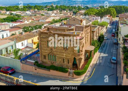 Colonia Guell, Spanien - 27. August 2020: Eines der alten roten Ziegelhäuser in der Kolonie Guell an einem klaren, sonnigen Tag. Eine Probe des Architekten von Spanien Stockfoto