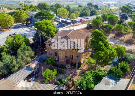 Colonia Guell, Spanien - 27. August 2020: Pfarrei des heiligen Herzens in Colonia Guell, Provinz Barcelona, Spanien. Stockfoto