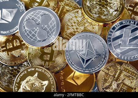 Auswahl an Kryptowährungscoins einschließlich ethereum, Ripple, Dogecoin, Bitcoin, cardano und Litecoin Hintergrund Stockfoto