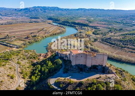 Miravet Dorf und Ebro. Provinz von Tarragona. Spanien. Miravet ist einer der schönsten Dorf in Katalonien Stockfoto