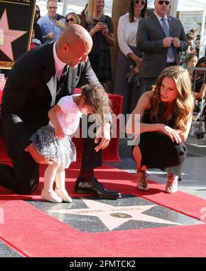 LOS ANGELES - DEZ 13: Dwayne Johnson, Jasmine Johnson, Lauren Hashian bei der Dwayne Johnson Star Ceremony auf dem Hollywood Walk of Fame am 13. Dezember 2017 in Los Angeles, CA Stockfoto