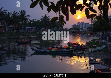 Reflexion über den Sonnenuntergang über Hoi an, Vietnam Stockfoto