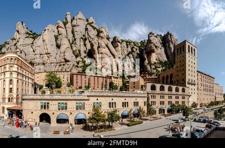 Montserrat, Spanien - 22. August 2012: Spektakuläre Montserrat Berge und Benediktinerkloster von Santa Maria de Montserrat in der Nähe von Barcelona. Stockfoto