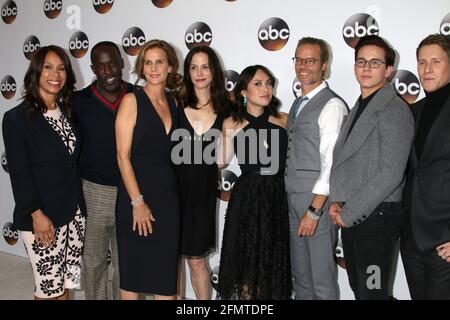 LOS ANGELES - JAN 10: Channing Dungey, Michael Kenneth Williams, Rachel Griffiths, Mary-Louise Parker, Ivory Aquino, Guy Pearce, Austin P McKenzie, Dustin Lance Black bei der Disney/ABC TV TCA Winter 2017 Party im Langham Hotel am 10. Januar 2017 in Pasadena, CA Stockfoto