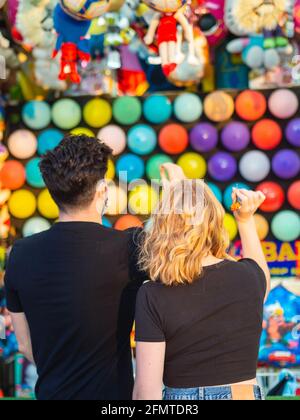 Paar spielen Pop-Ballons mit Darts Spiel Stockfoto