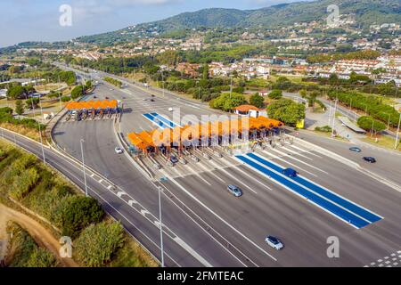 Autos, die auf EINER Mautstraße durch die automatische Zahlstelle fahren. Spanien Stockfoto