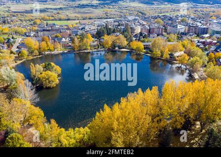 Landschaft des Sees Puigcerda an einem sonnigen Tag Cerdanya Katalonien Spanien Stockfoto