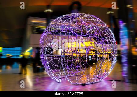 Weihnachtliche Lichtwanderung durch Dekoration im Flughafen mit verschwommenem Hintergrund Stockfoto