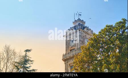 04.03.2021. istanbul Türkei. Uhrenturm im dolmabahce Palast mit Baum- und Himmelshintergrund. Uhrenturm von Ottoman Reich gemacht. Stockfoto