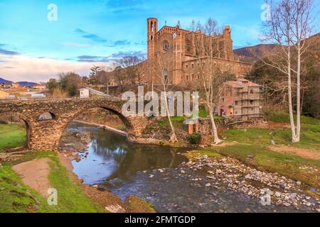 Kirche von San Joan de les Fonts, und römische Brücke über den Fluss, Spanien Stockfoto