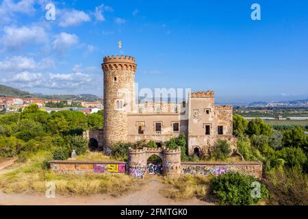 Santa Coloma de Cervello, Spanien - 27. August 2020: Mittelalterliche Burg von Katalonien, erbaut im XII Jahrhundert Stockfoto