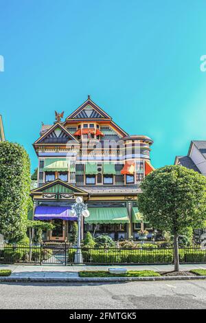 Verzierte viktorianische Haus mit Lebkuchen und hellen Farben mit getrimmt Turm und Wasserspeier auf dem Dachboden Stockfoto