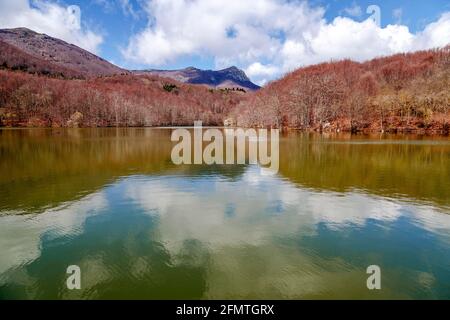 See Santa Fe, Montseny. Spanien. In einer schönen Umgebung von Barcelona. Herbst Farben Stockfoto