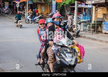 Vierköpfige Familie mit Roller, Hoi an, Vietnam Stockfoto