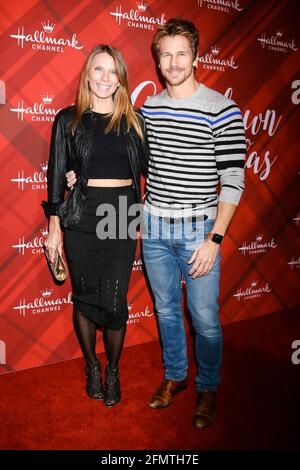 LOS ANGELES - DEZ 4: Charity Walden Joiner, Rusty Joiner beim Christmas at Holly Lodge Screening auf 189 The Grove Drive am 4. Dezember 2017 in Los Angeles, CA Stockfoto