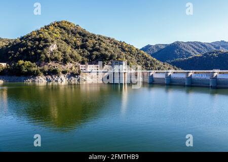 Stausee Sau Detail in Barcelona Spanien. Wasserreserve der katalanischen Hauptstadt Stockfoto