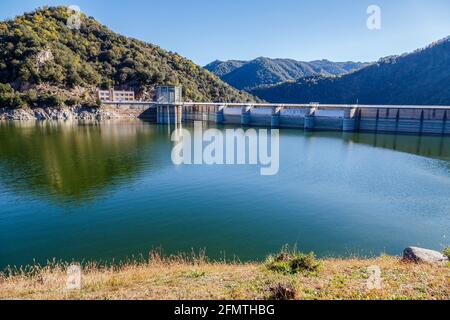 Stausee Sau Detail in Barcelona Spanien. Wasserreserve der katalanischen Hauptstadt Stockfoto