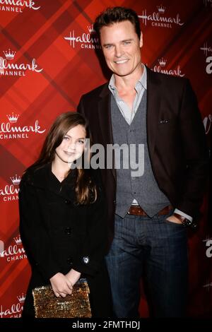 LOS ANGELES - DEZ 4: Bella Neal, Dylan Neal bei der Weihnachts-Vorführung in Holly Lodge am 189. Dezember 2017 im 4 The Grove Drive in Los Angeles, CA Stockfoto