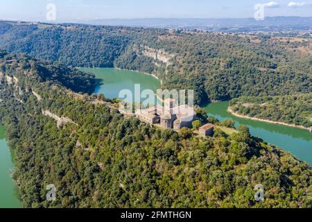 Luftaufnahme eines Benediktinerklosters von Sant Pere de Casserres am Fluss Ter. Stockfoto