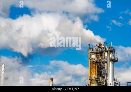industrielle Rauch aus Schornstein am blauen Himmel Stockfoto