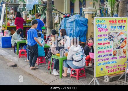 Vietnamesische Familien sitzen im Straßencafé, Hoi an, Vietnam Stockfoto