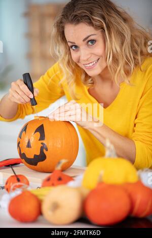 Feiertage halloween Dekoration und Menschen Konzept Stockfoto