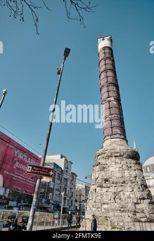 Die Säule von Konstantin, die antike römische Säule (cemberlitas) in istanbul, die während byzantinischer Zeit errichtet wurde, erstreckt sich bis zum Himmel mit der Stadt und den Menschen zurück Stockfoto